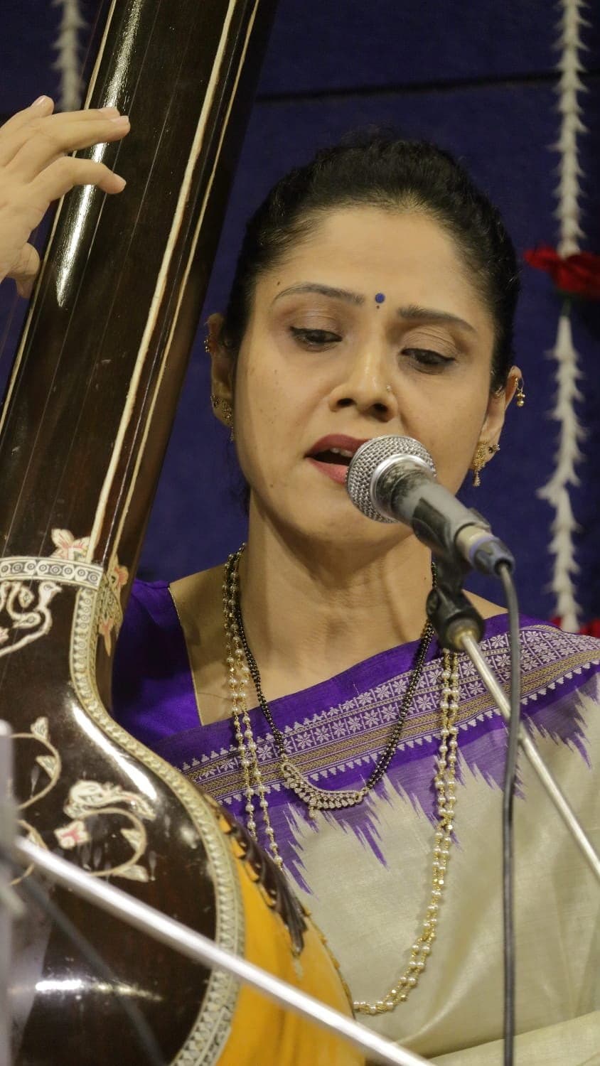 Tanuja Sane singing with her tanpura